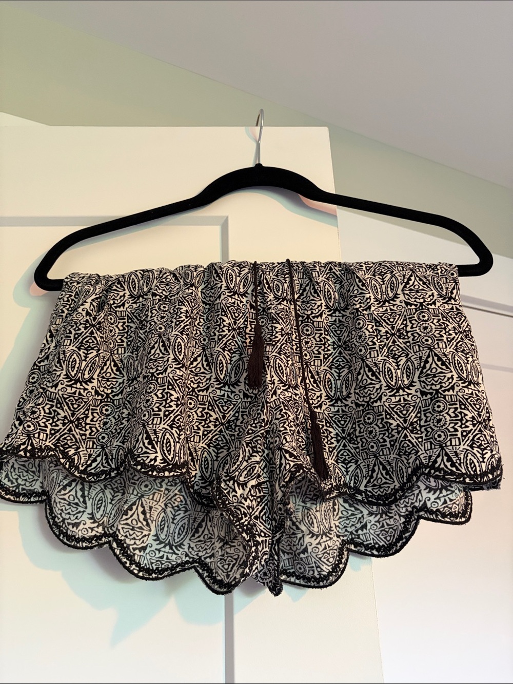Aeropostale Black and White Printed Scalloped Hem Skort